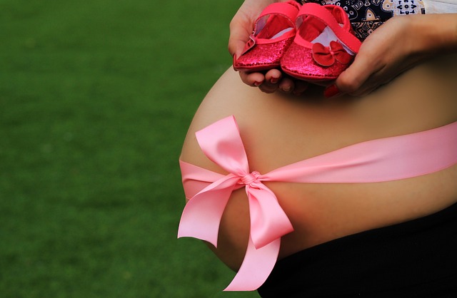 Ventre de femme enceinte décoré pour l'arrivée de bébé, une idée de Cadeau Idéal pour les Futures Mamans.