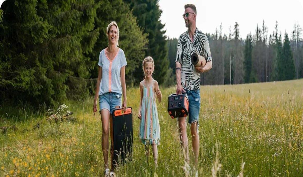 Gros plan détaillé sur un générateur solaire portable Jackery, avec son écran d'affichage lumineux et ses multiples ports de connexion