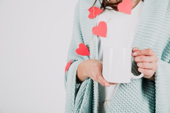 Plusieurs mugs blancs alignés, chacun avec un motif unique et coloré, sur une surface lumineuse