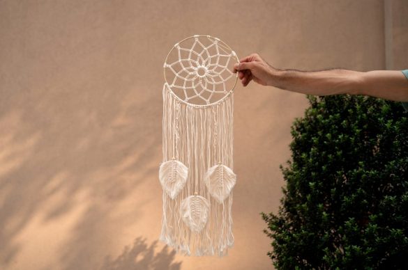 Un "Attrape-Rêves LED" avec des plumes et des perles, qui s'illumine dans le noir, créant une ambiance mystique et une décoration féerique.