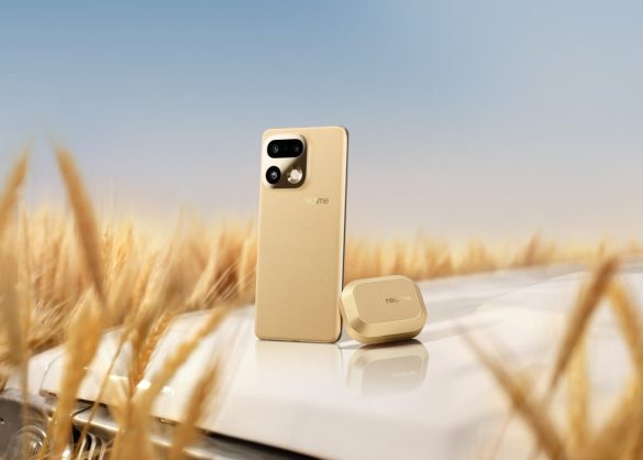 Smartphone realme 16 pro de couleur dorée et son boîtier d'écouteurs assorti posés sur un capot de voiture blanc au milieu d'un champ de blé.